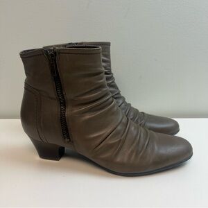Clarks Artisan Ankle Booties Gray Womens Size 9 Leather Pleated Scrunch Low Heel